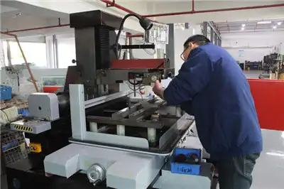 Productie- en verwerkingsapparatuur EMD Draadsnijmachine